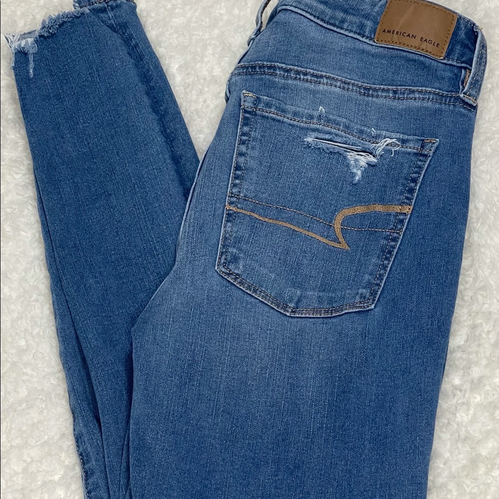 American Eagle High Waisted Ripped jeans